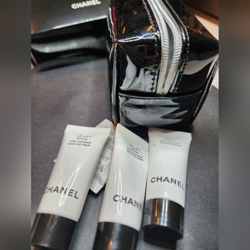 CHANEL Rouge Coco Bloom Case - Picture 3 of 6